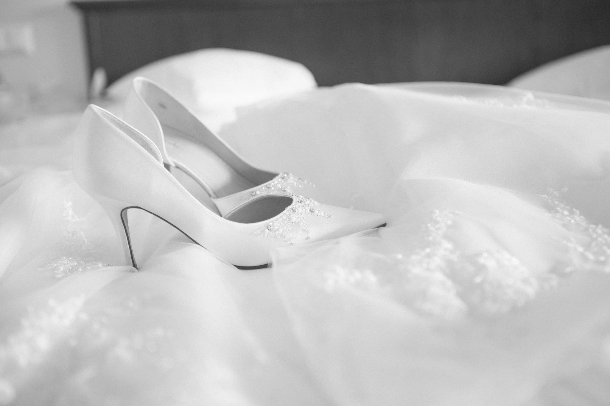 Brautschuh auf dem Brautkleid