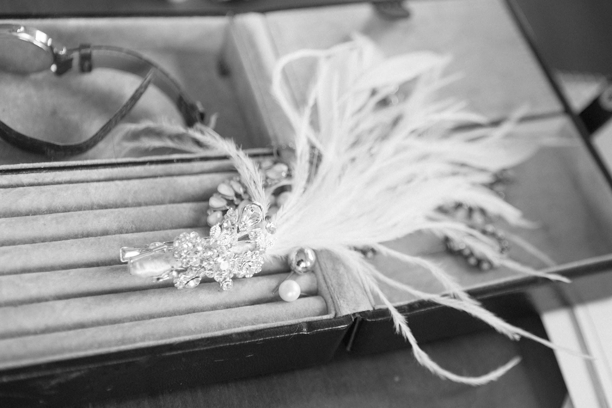 Haarschmuck mit Federn und Perlen