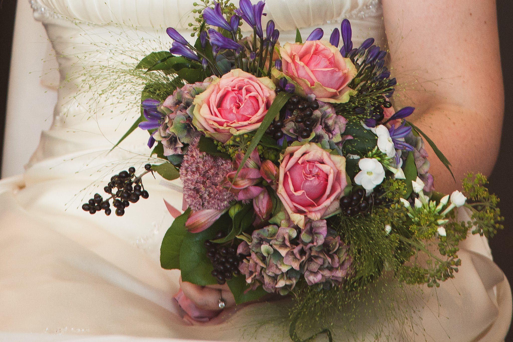 Brautstrauß mit rosa Rosen und Hortensien