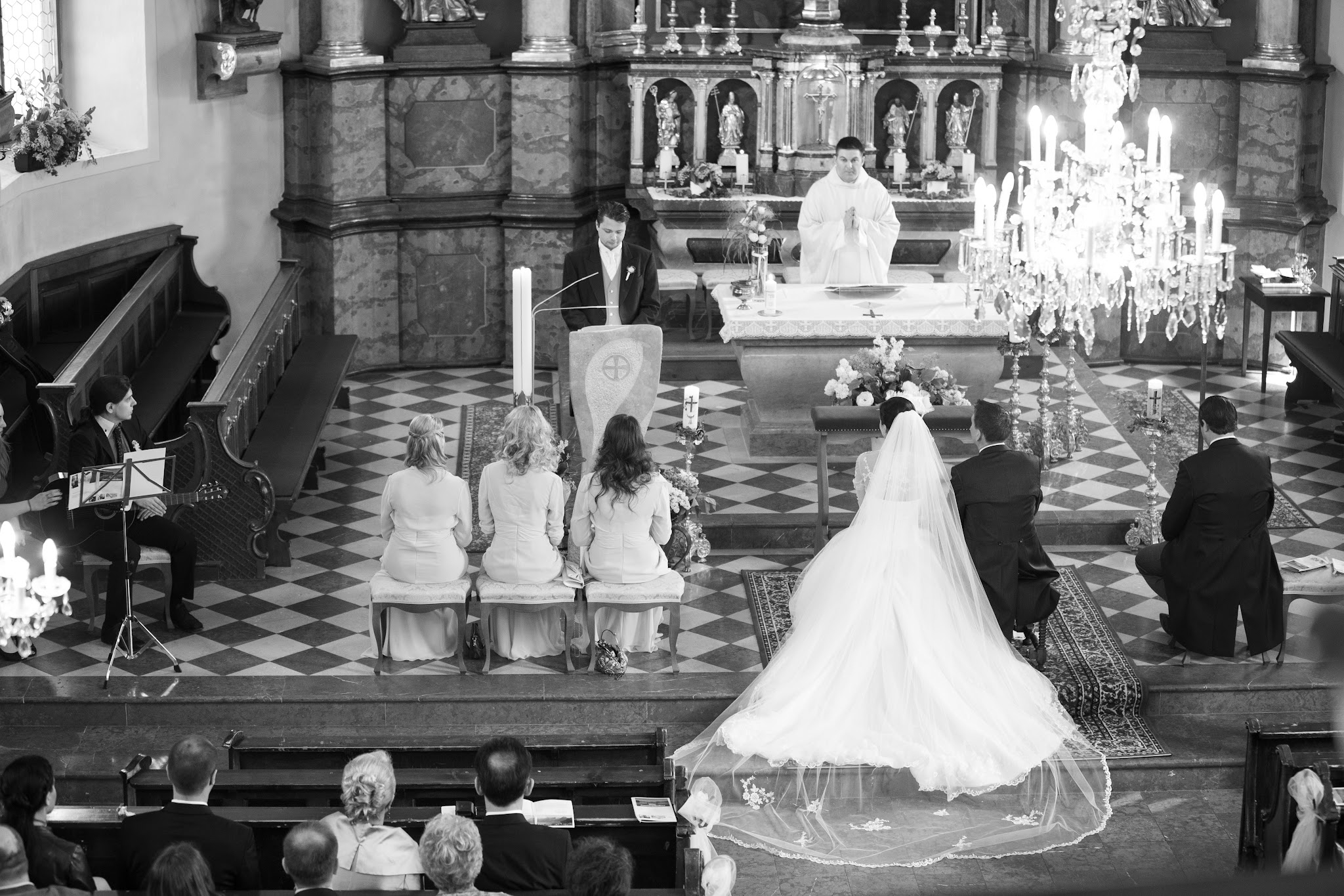 Barockkirche von der Empore aus, Brautpaar vor dem Altar