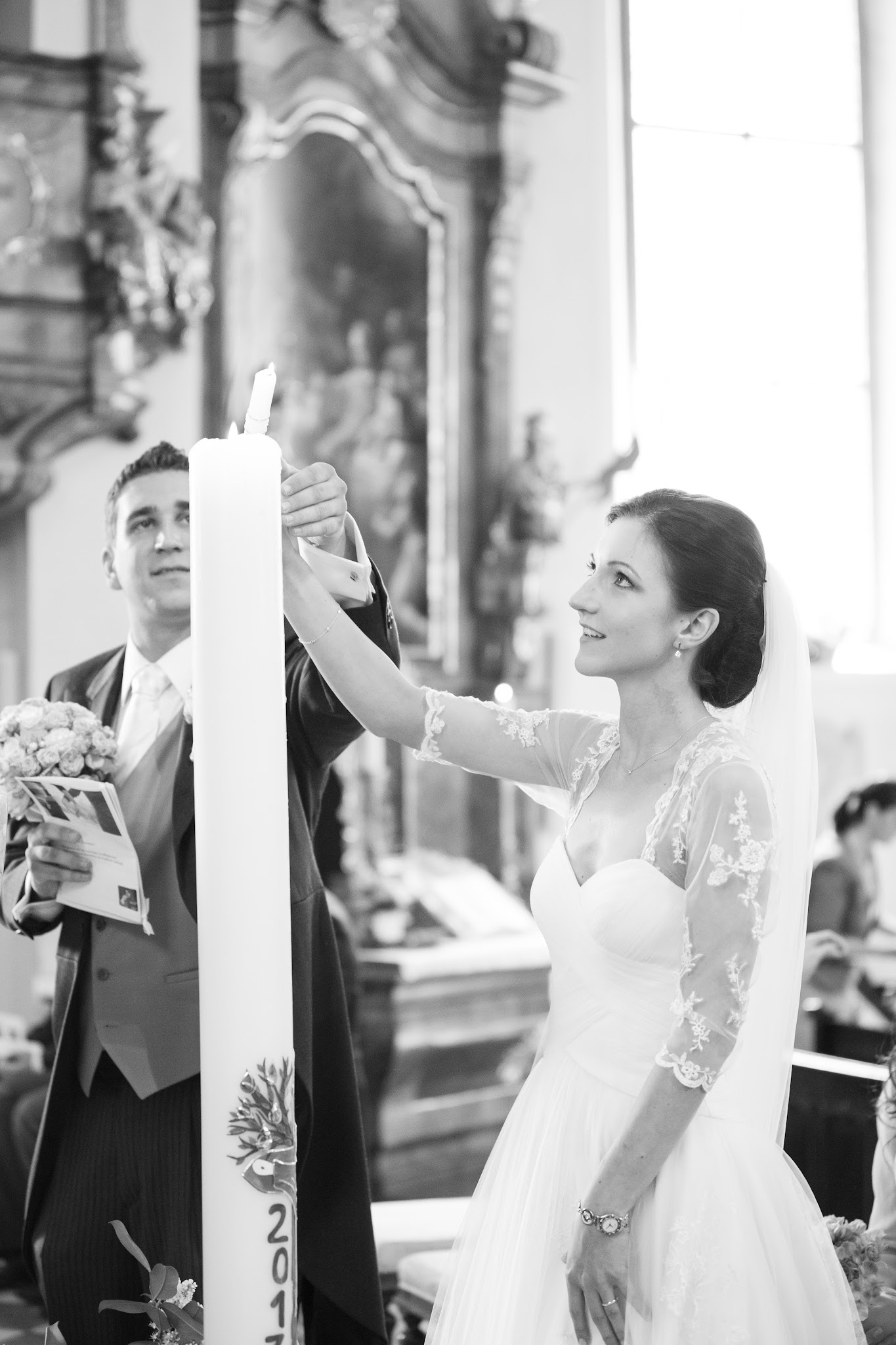 Brautpaar zündet die Hochzeitskerze an