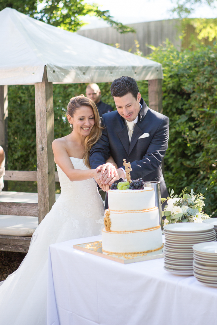 Brautpaar schneidet die Hochzeitstorte an