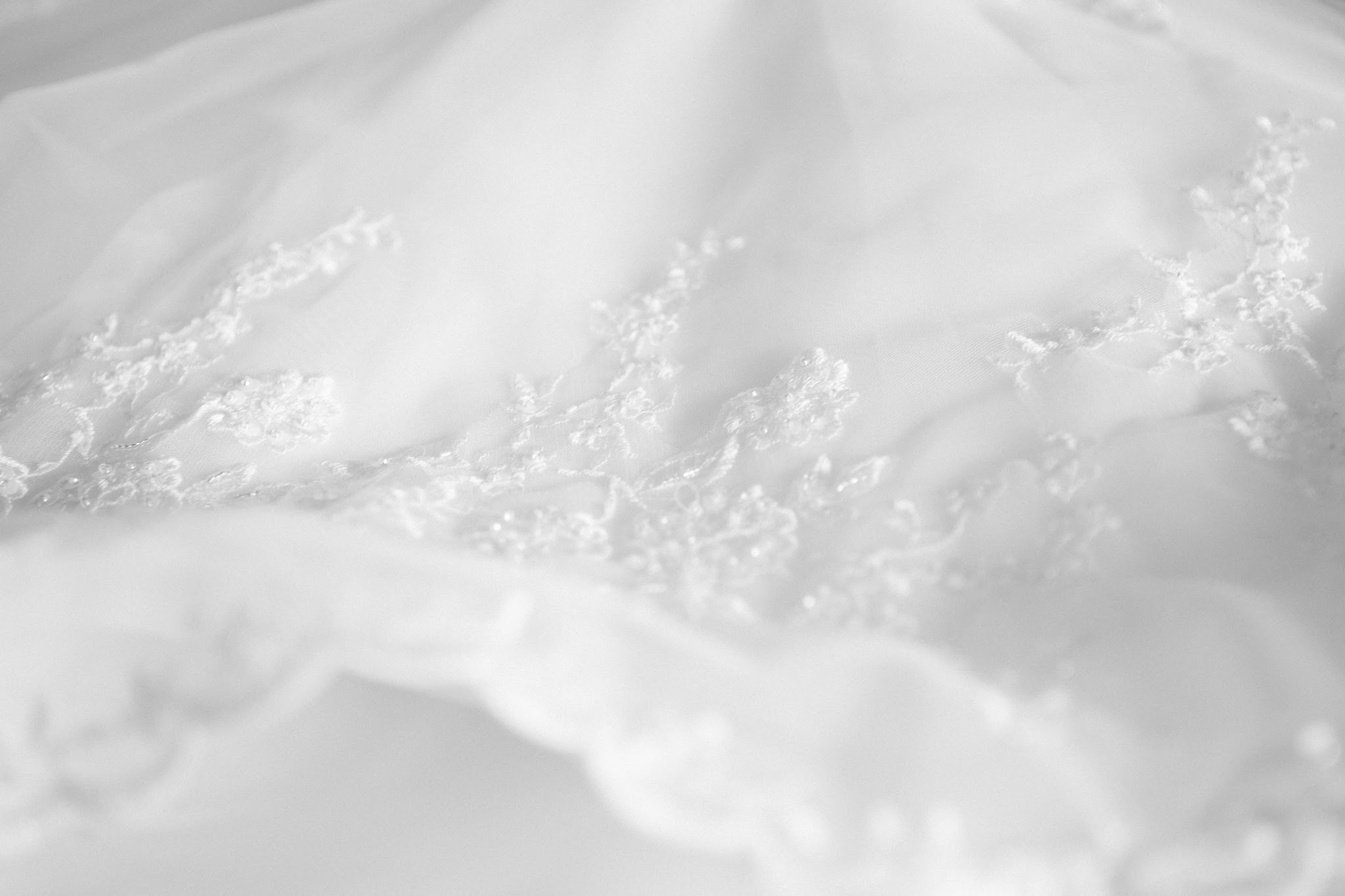 Spitze und Perlen am Brautkleid, Detailfoto