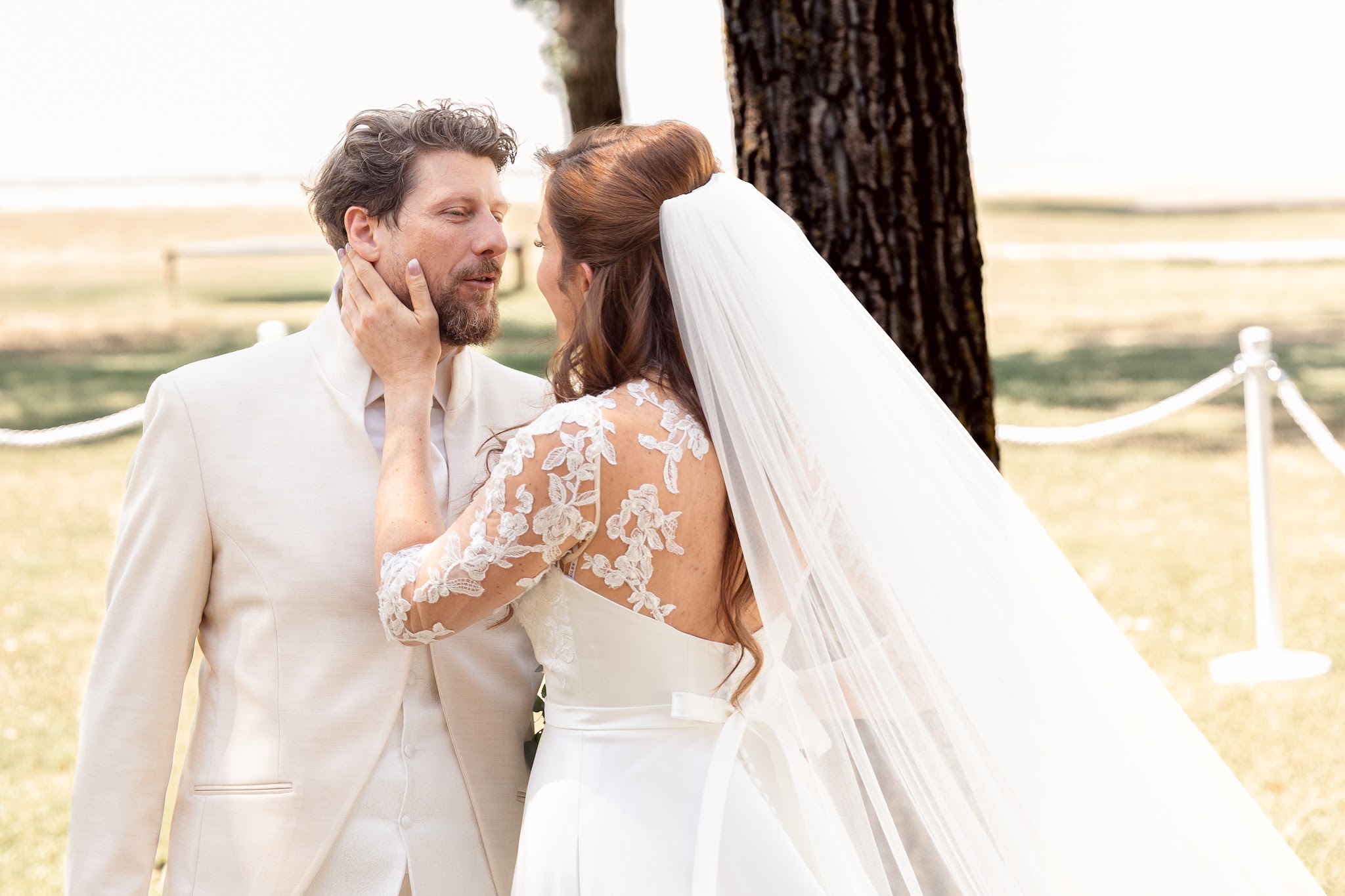 First Look des Brautpaars am See