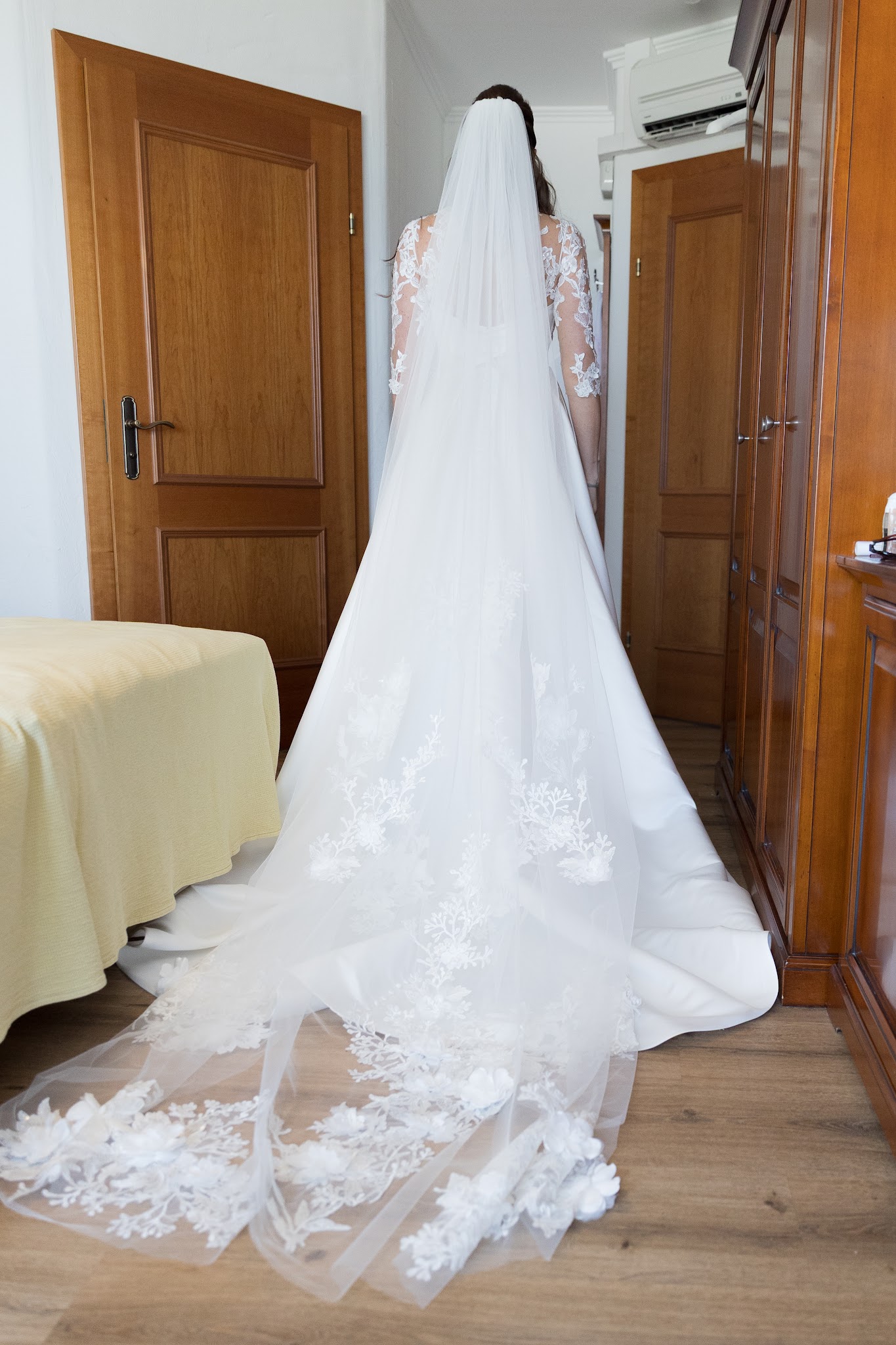 Brautkleid hängt im Hotelzimmer