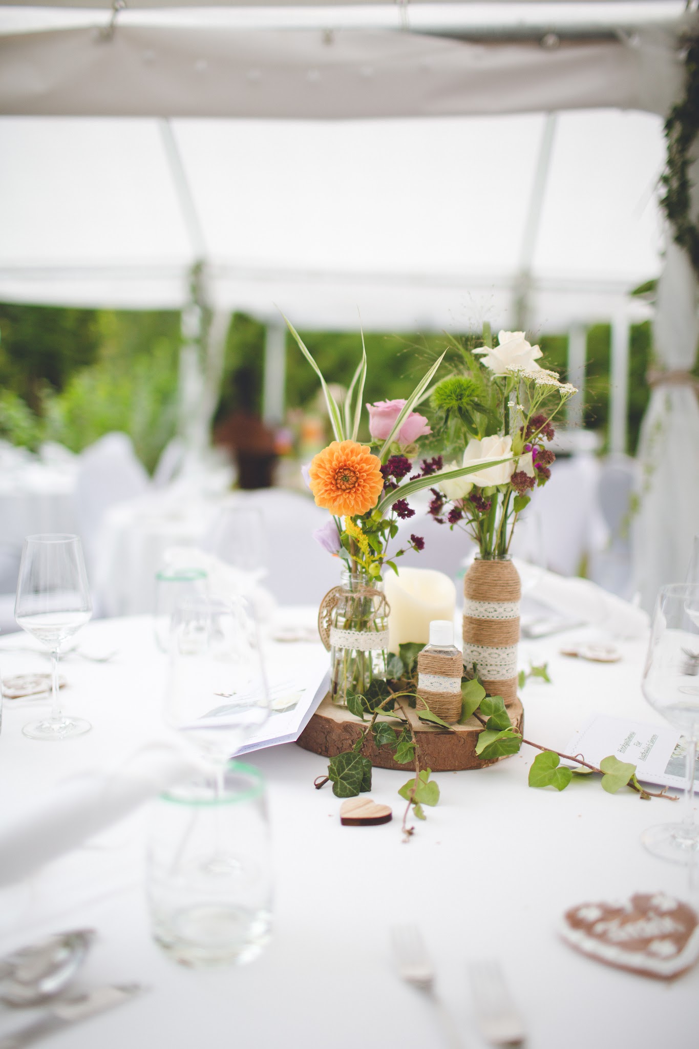 Hochzeitstisch im Zelt mit bunten Blumen